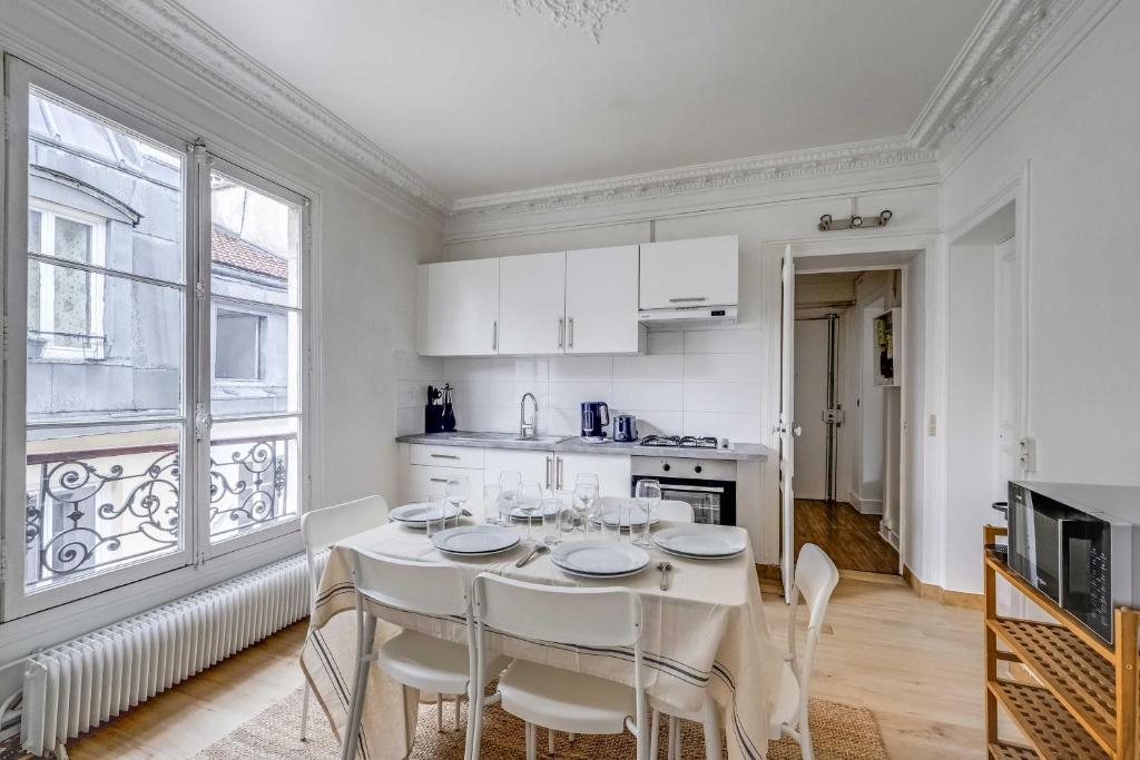 Haussmannian apt - 2BDR-6P near Marais-sentier - 3
