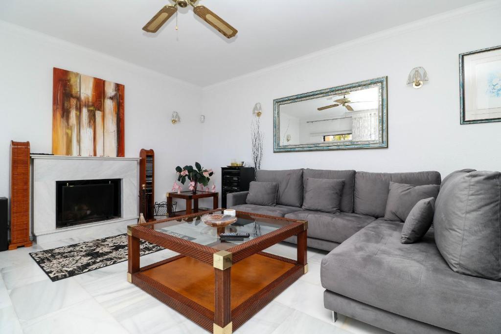 La Cala villa with pool and sea views - 3