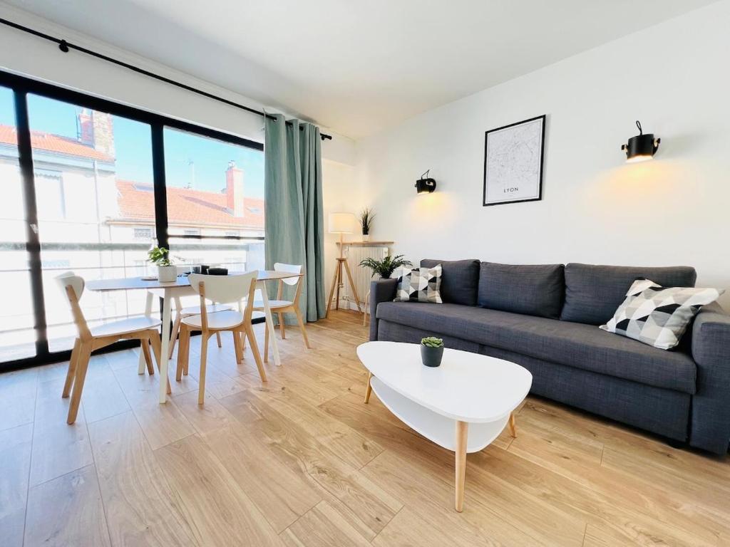 242 PB 1 Chambre Parking Partdieu Train Station - 1