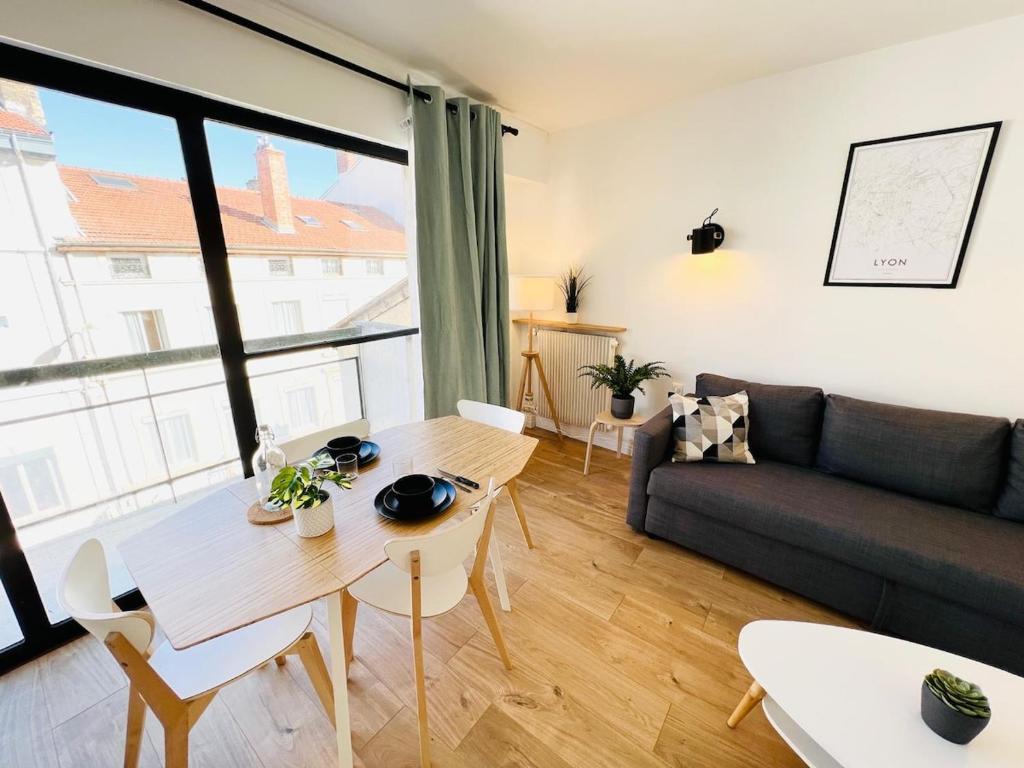 242 PB 1 Chambre Parking Partdieu Train Station - 2