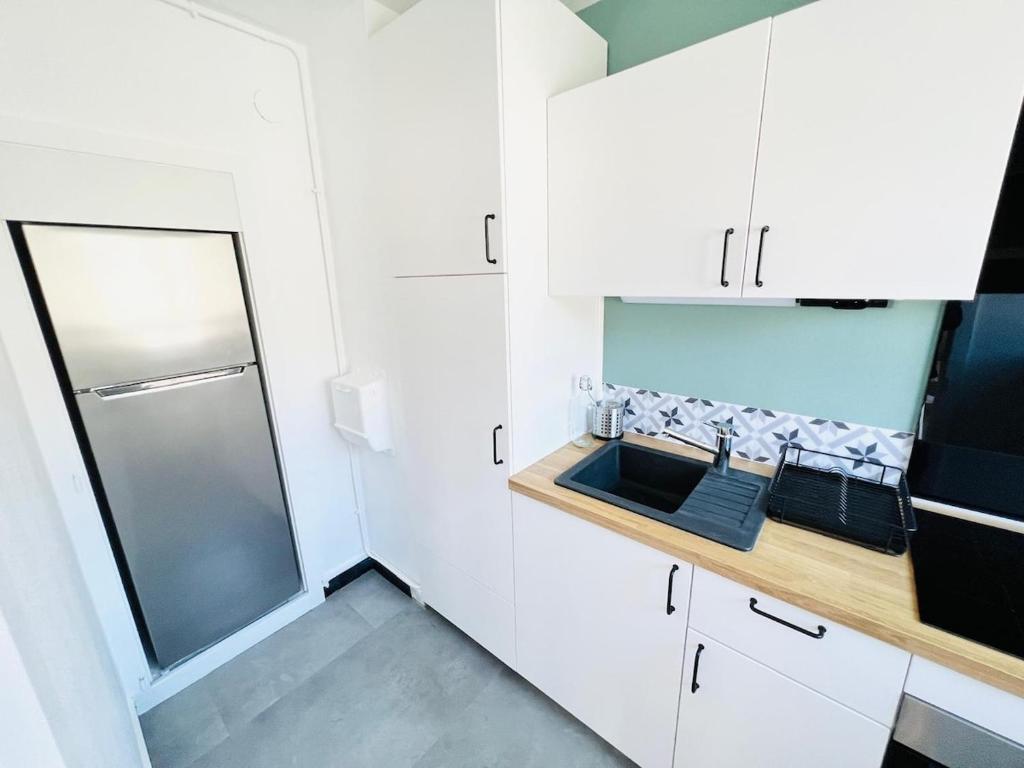 242 PB 1 Chambre Parking Partdieu Train Station - 3