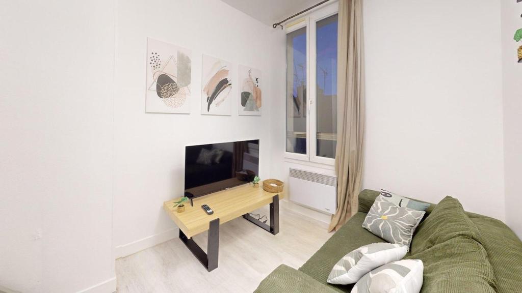 Beautiful 3-bedroom apartment on Rue René Baheux - 2