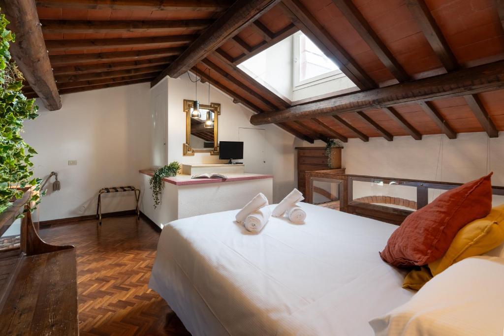 Via Lamberti, 3 - Florence Charming Apartments - Charming and historic 5th-floor attic apartment with elevator in a building at the heart of vibrant Florence, just a 2-minute walk from all attractions - 5