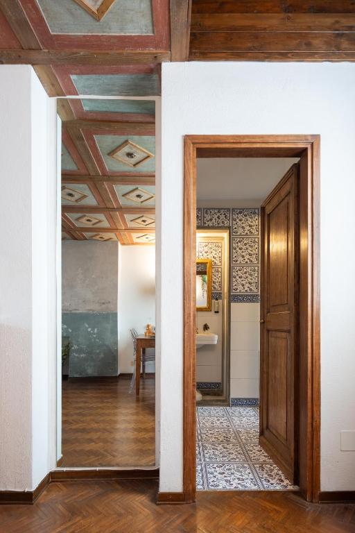 Via Lamberti, 3 - Florence Charming Apartments - Charming and historic 5th-floor attic apartment with elevator in a building at the heart of vibrant Florence, just a 2-minute walk from all attractions - 3