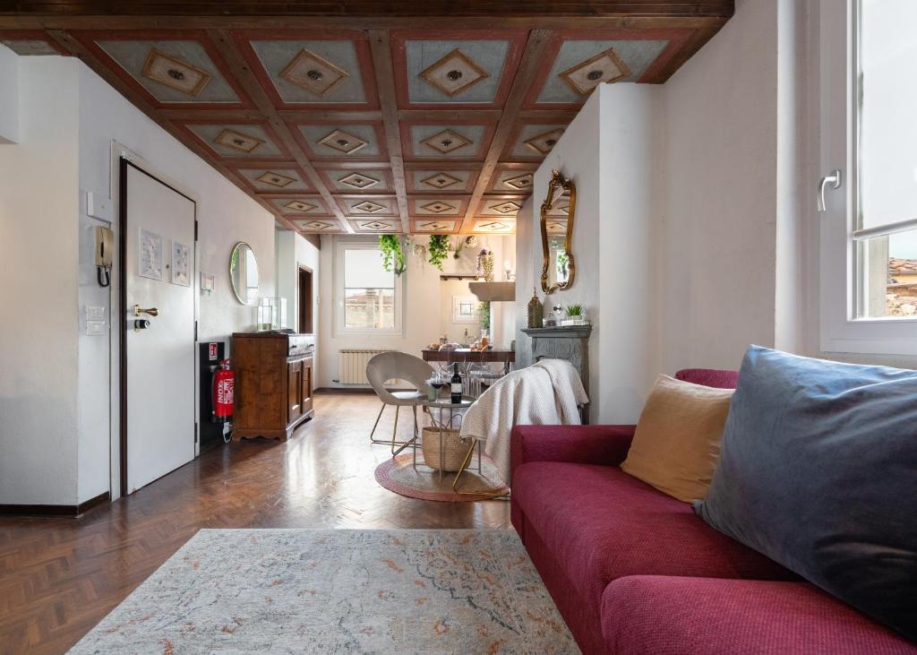 Via Lamberti, 3 - Florence Charming Apartments - Charming and historic 5th-floor attic apartment with elevator in a building at the heart of vibrant Florence, just a 2-minute walk from all attractions - 4