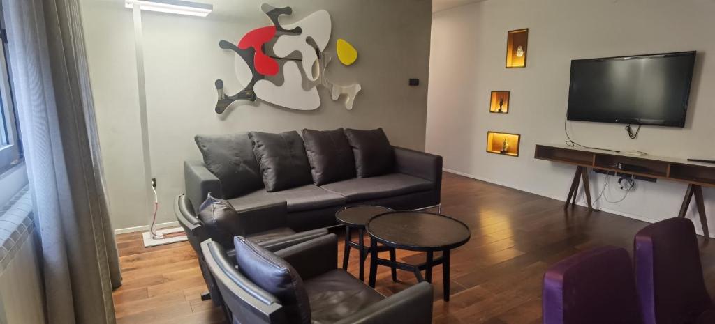 Calm & Central Two Bedroom Apartment - 4