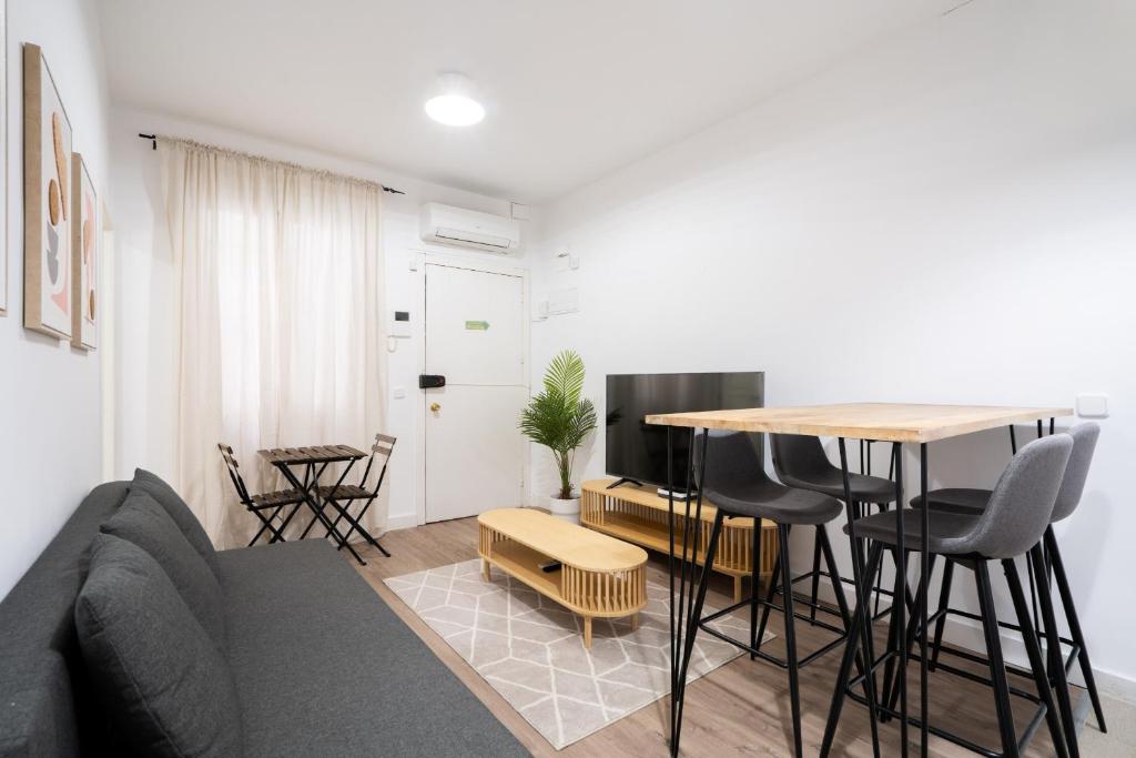 Steps to Gran Via Stylish 1BR in Chueca Alquiler Temporal - 2