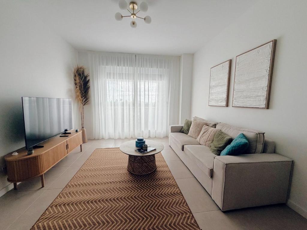 Elegant apartment with pool and parking by beBalmy - 1