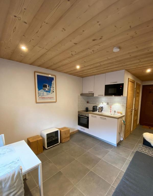 Updated cosy apartment, terrace, 10 mins to ski - 4