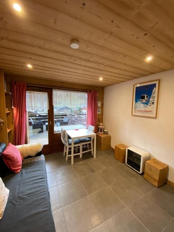 Updated cosy apartment, terrace, 10 mins to ski - 3