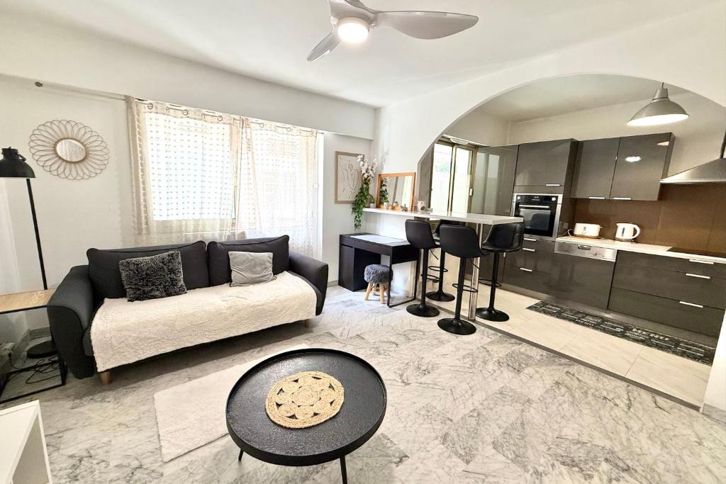 Juan-les-Pins close to the sea apartment sleeps 4 - 1