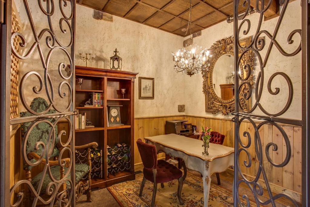 Storybook Riverside Inn photo
