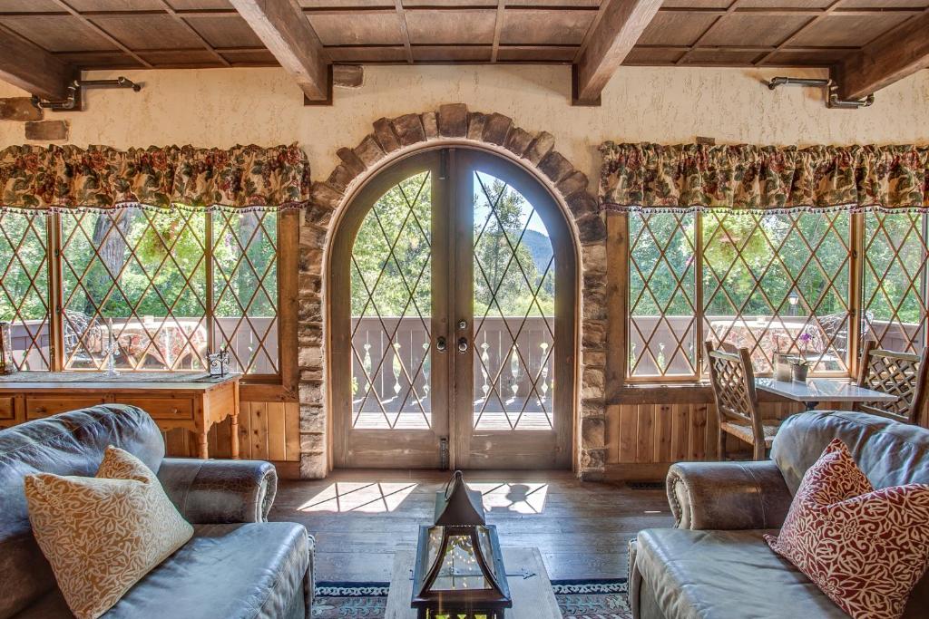Storybook Riverside Inn photo