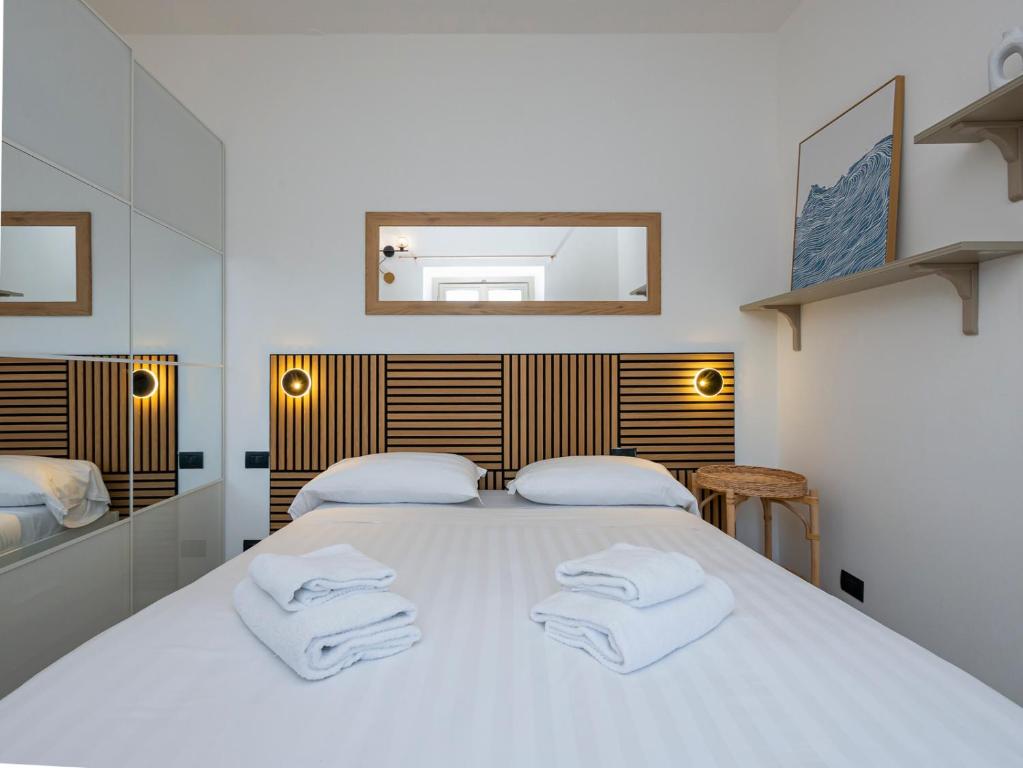 Bright Top-Floor Apartment with Private Terrace - 2