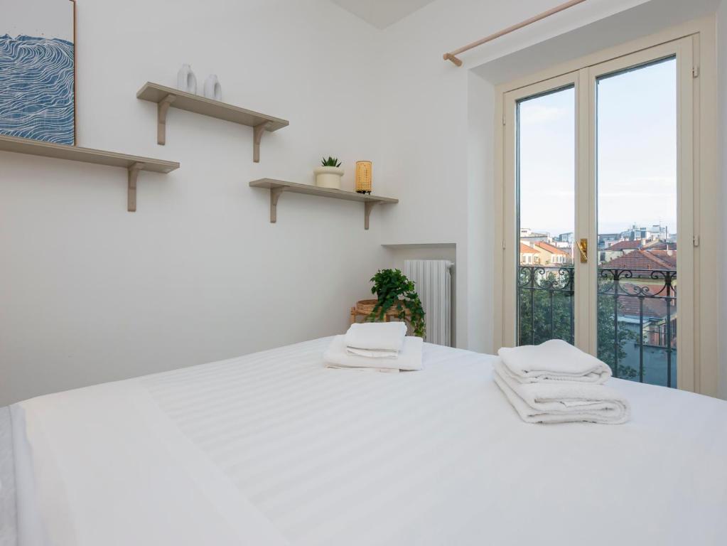 Bright Top-Floor Apartment with Private Terrace - 4