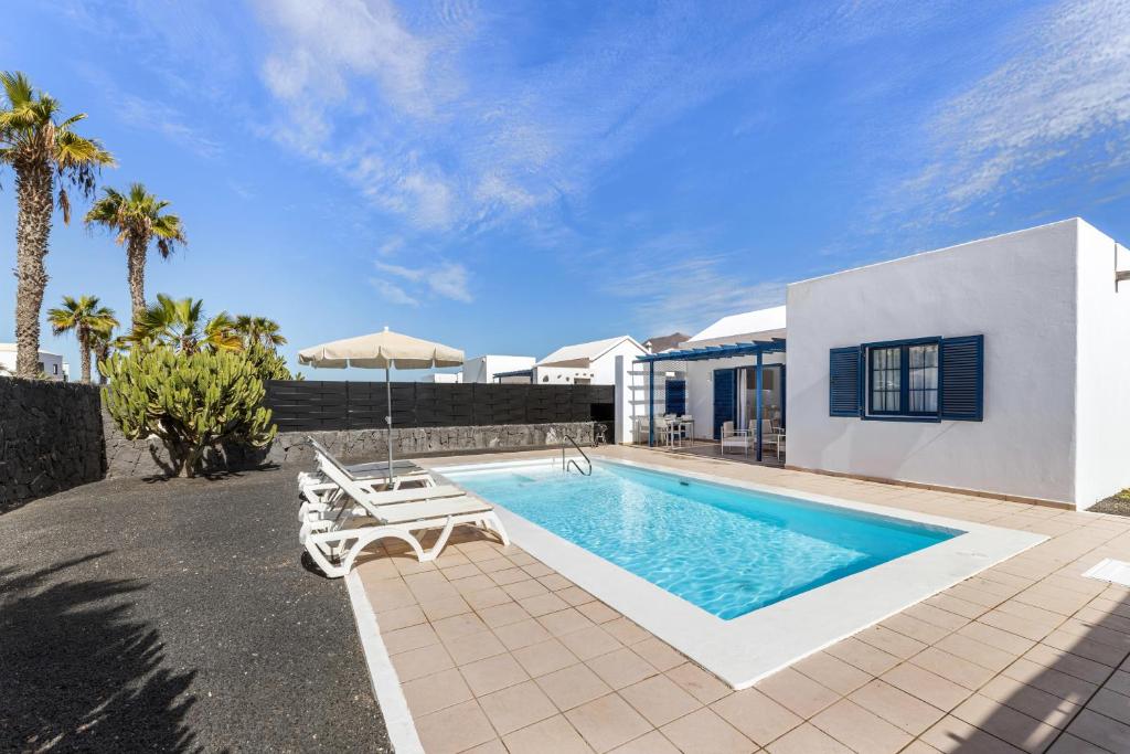 Lanzarote Villa Volcan 10- Private Heated Pool - 3