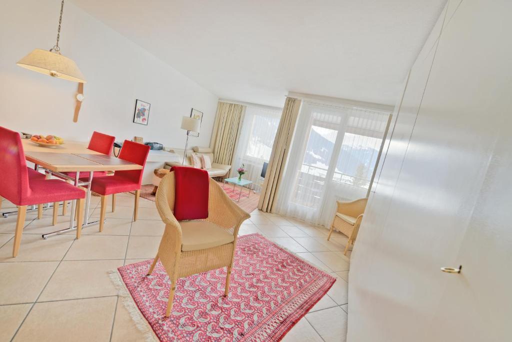 Ferienwohnung Parkareal Davos - freier Blick auf Berge, ruhig, sonnig, SW-Balkon, Parkplatz - 2