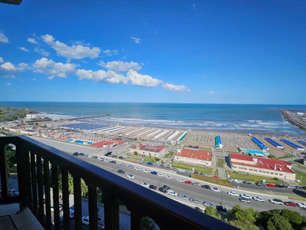 Departamento frente a Playa Grande con pileta y cochera - Vista espectacular - 1