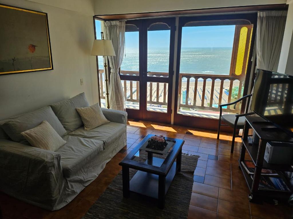 Departamento frente a Playa Grande con pileta y cochera - Vista espectacular - 2
