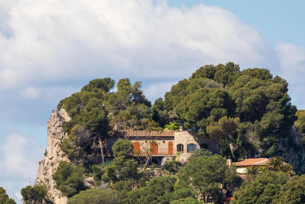 Casa Roca Vista A unique holiday home built on a rock with breathtaking views - 1