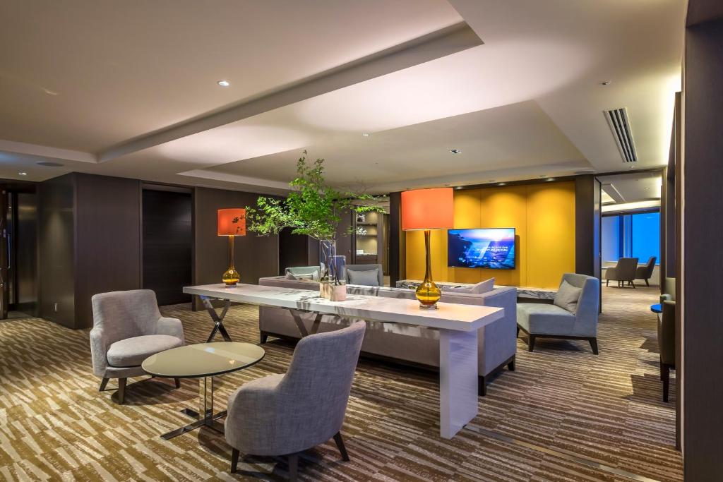 Shared lounge/TV area