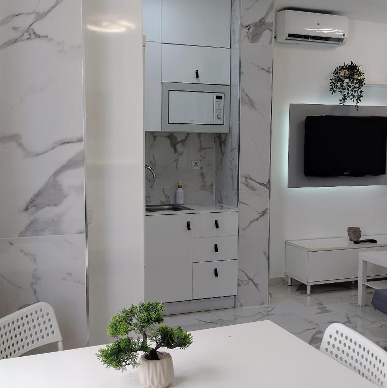 Modern studio in downtown Torremolinos, close to the beach - 3