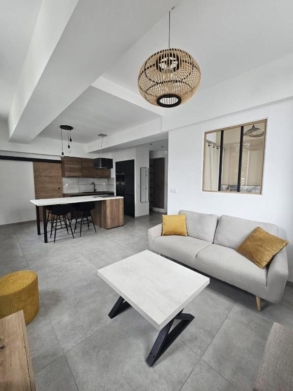 Spacious Apartment Fully Renovated & Parking Space - 1