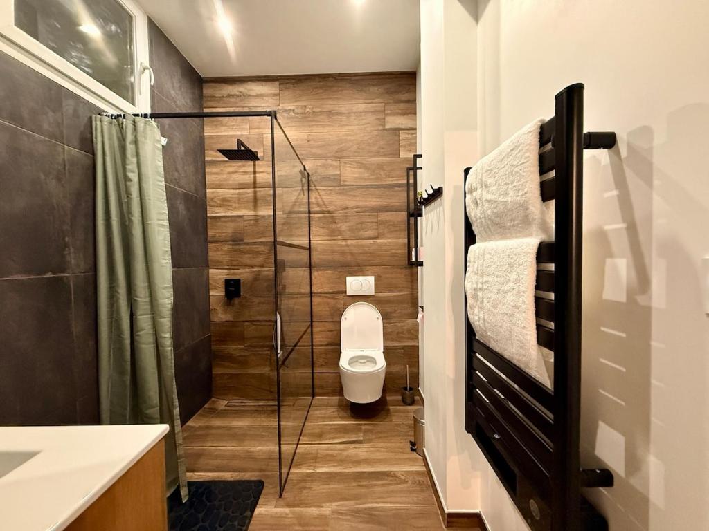 Spacious Apartment Fully Renovated & Parking Space - 3
