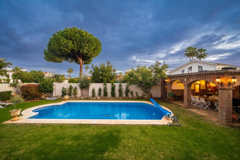 San Pedro 6 bedroom villa, heated pool, BBQ, WiFi - 5