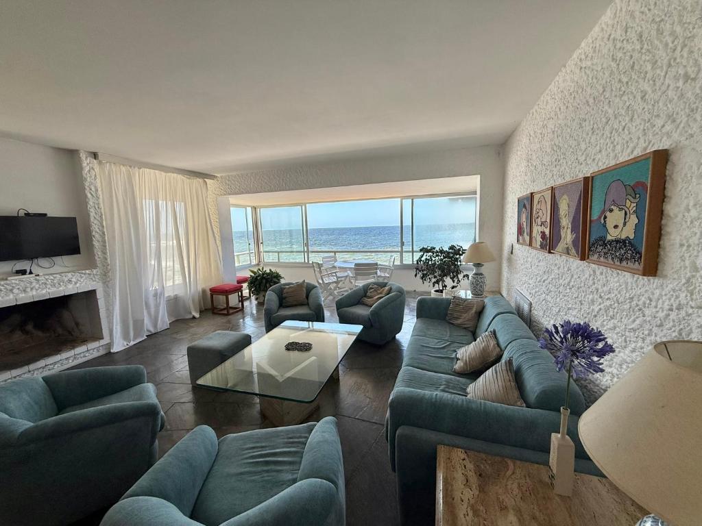 departamento 4 ambientes frente al mar con cochera privada CostaAzulPunta - 1