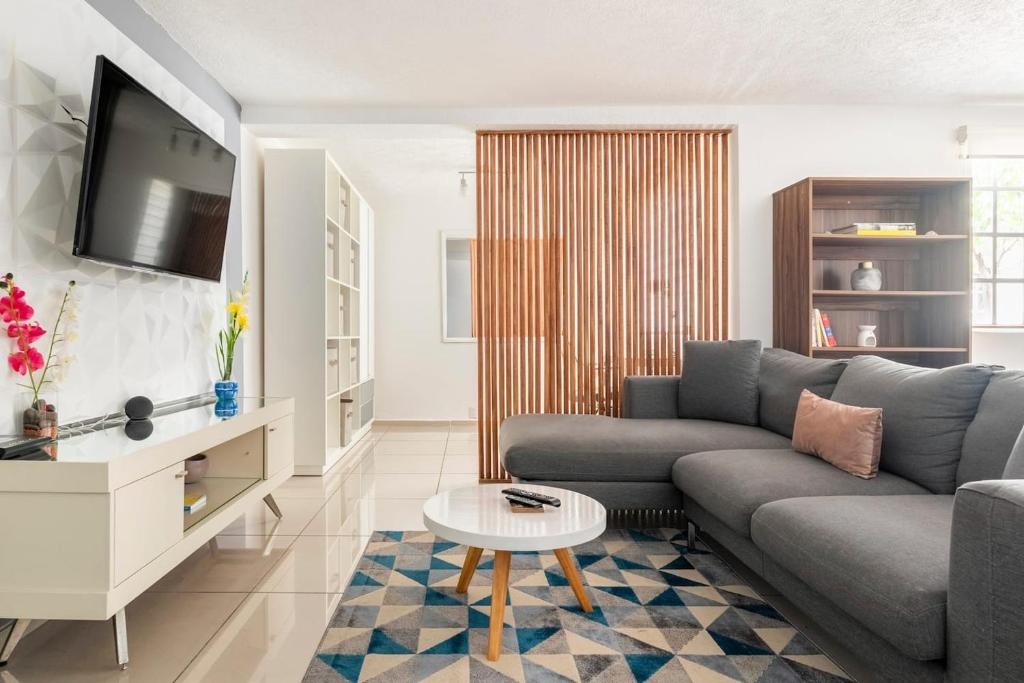 Experience Roma Norte in Eclectic Balconied Apt - 4