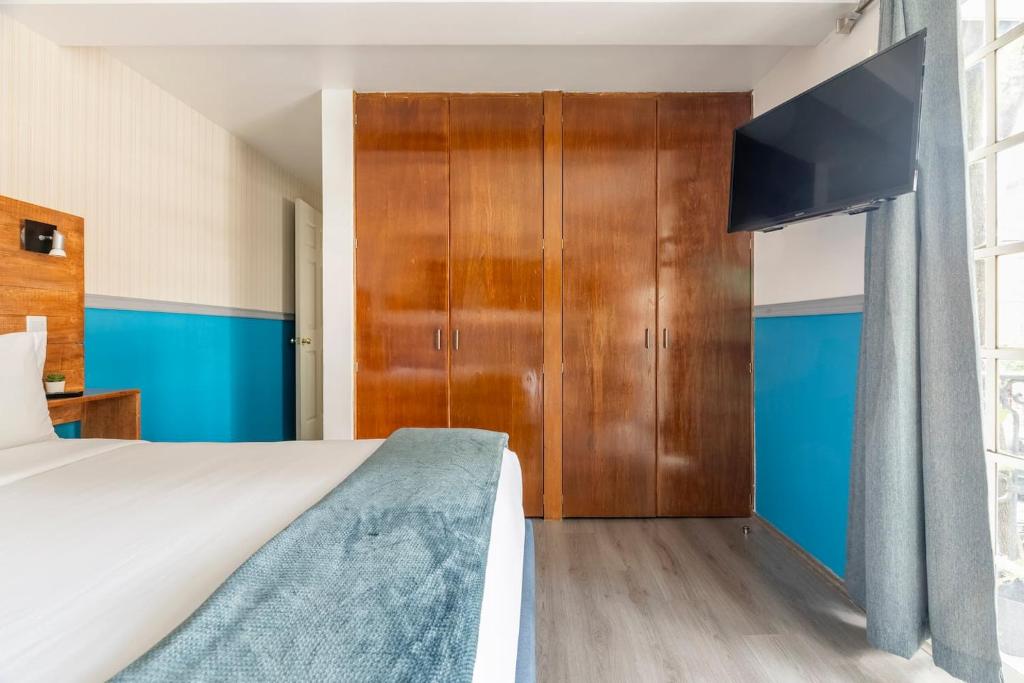 Experience Roma Norte in Eclectic Balconied Apt - 5