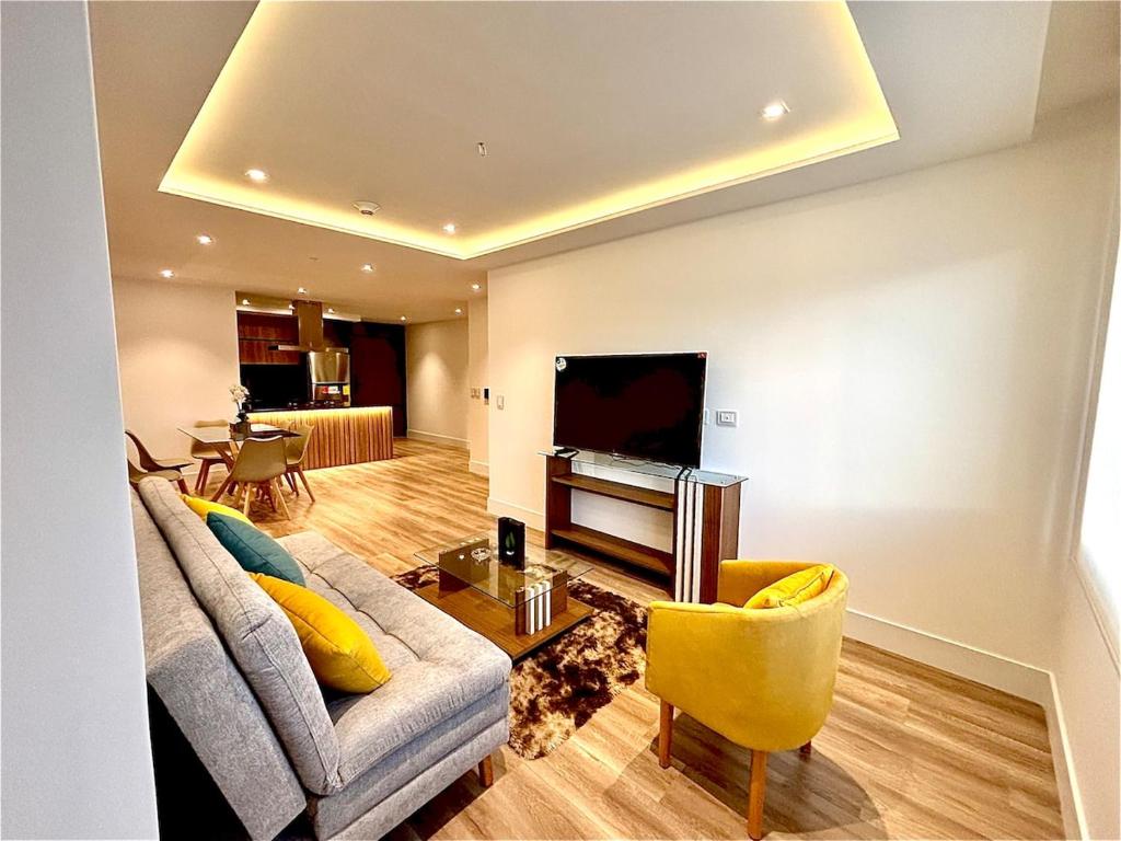 Luxury 2BR Apartment Near Cuenca Center Sleeps 5 - 1