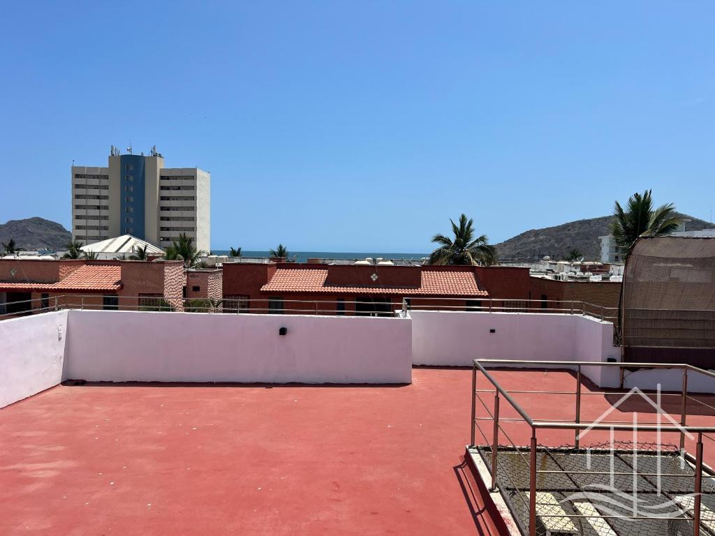 Promo-2BR-Sleeps 8-Luxe Dept-1 Min Walk to Beach - 2