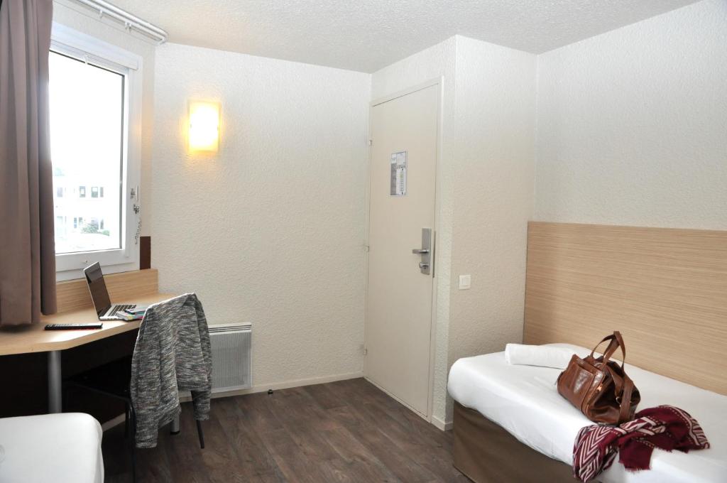 B Hotel Caen 수영장