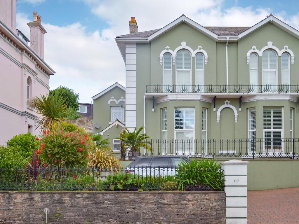 Samphire Lodge in Brixham - dog-friendly house near the harbour
