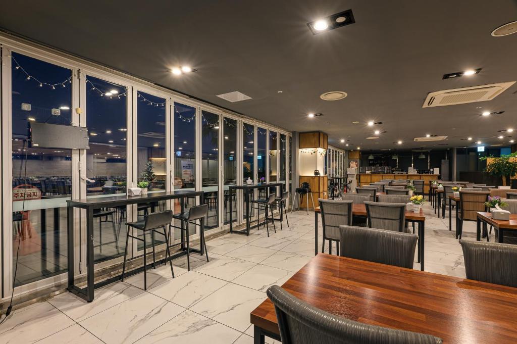 Restaurant, Hamdeok Beach Stay Jeju in Jeju