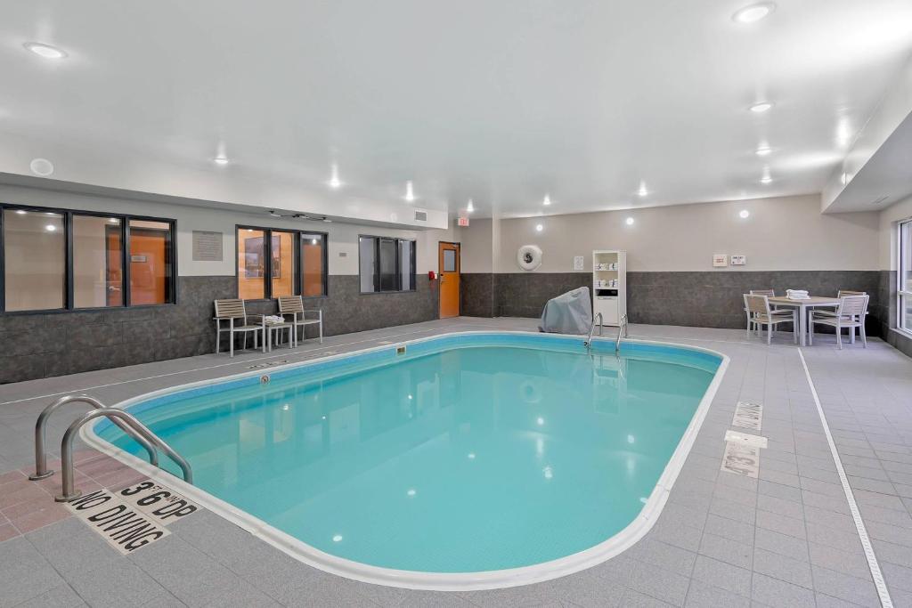 Country Inn & Suites by Radisson, Fairview Heights, IL