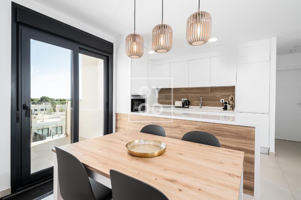 Golf Vista Penthouse, golf views, rooftop dining - by Oyoostays - 3