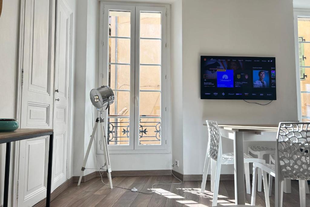 Charming 2-bedroom apartment with quality amenities in Old Cannes - 2