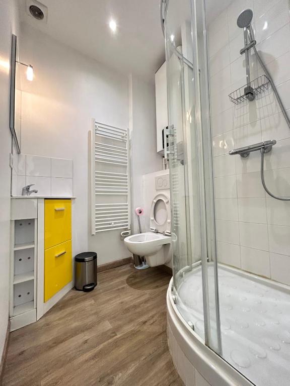 Charming 2-bedroom apartment with quality amenities in Old Cannes - 5