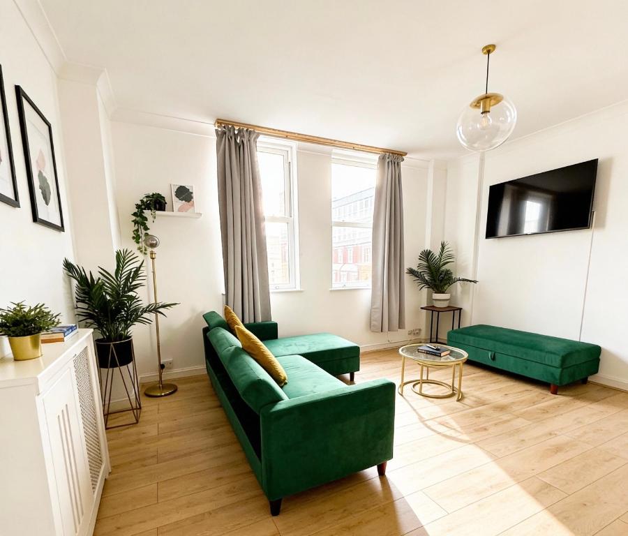 Serene Ocean Side Apartment, Brighton photo 2