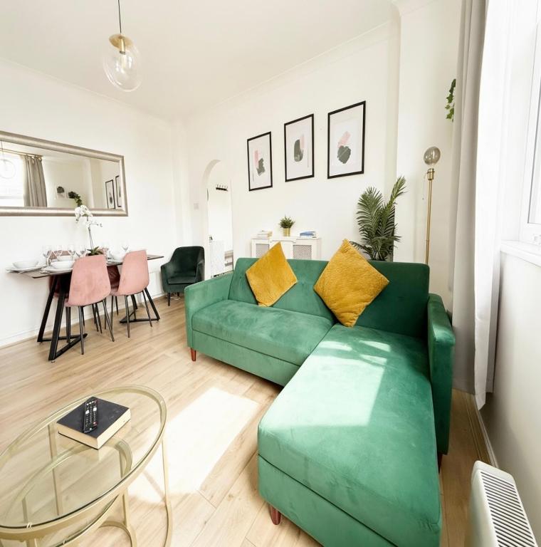 Serene Ocean Side Apartment, Brighton photo 3