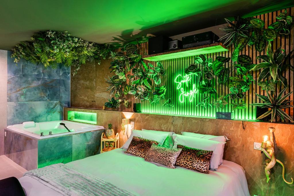 Suite Jungle - Love room spa, sauna & cinéma privé - 1