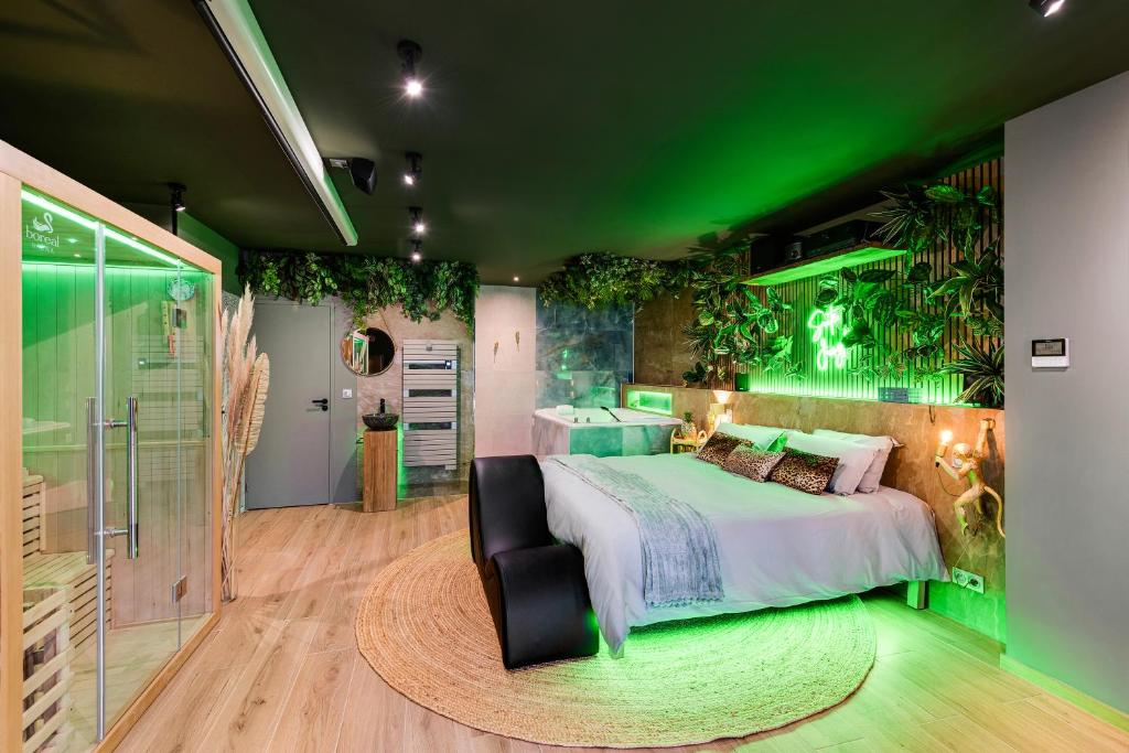 Suite Jungle - Love room spa, sauna & cinéma privé - 4