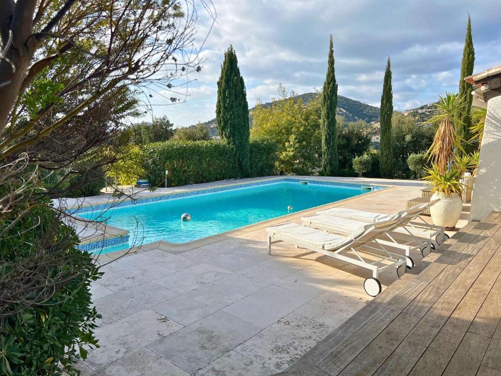 LE MAS DES OISEAUX Villa pour 6 personnes avec piscine privée, à deux pas du Golf de Valcros, à La Londe-Les-Maures - 3