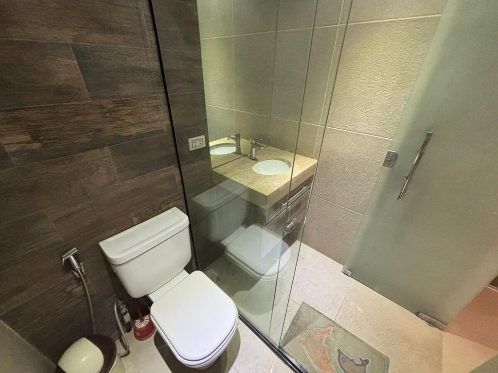Estudio moderno cerca del Ventura Mall con Parqueo - 5