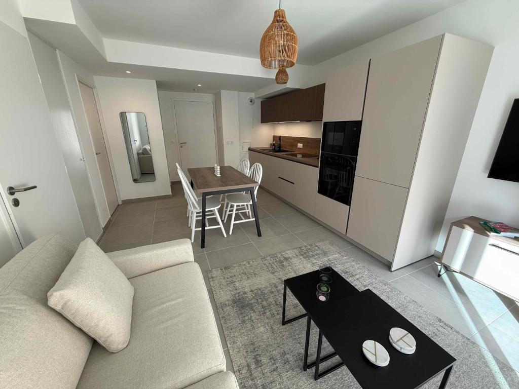 Les Terrasses d'Antibes - 2BR Duplex with Terrace - 4