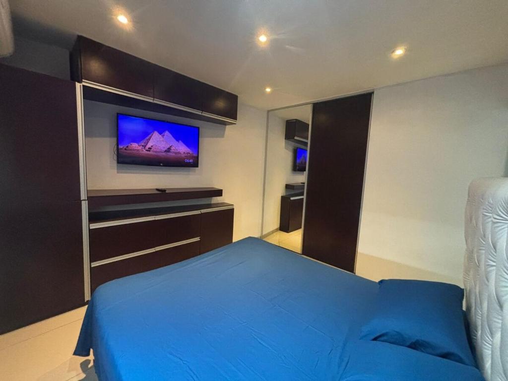 Rest with AC, WiFi, TV, Close to Ventura Mall - 2