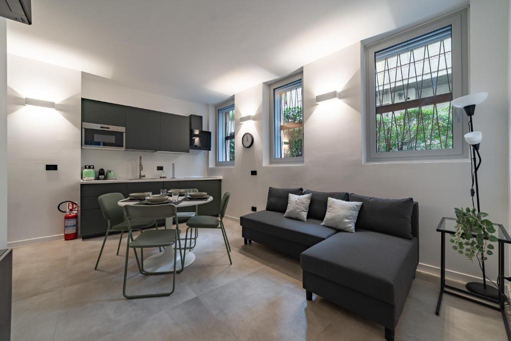 9 min Walk from Porta Nuova, Design and Elegance - 4